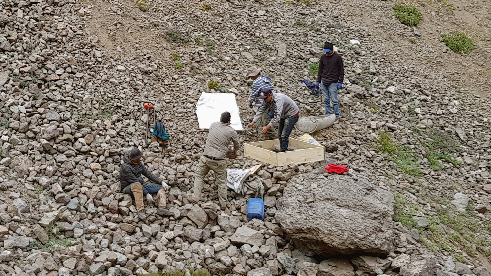 Arrieros building Mining Monolity, Vega de Nacimiento, Parque Andino Juncal, 2019